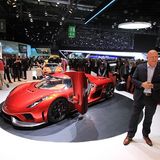 Koenigsegg-Chef Christian von Koenigsegg neben dem Regera.