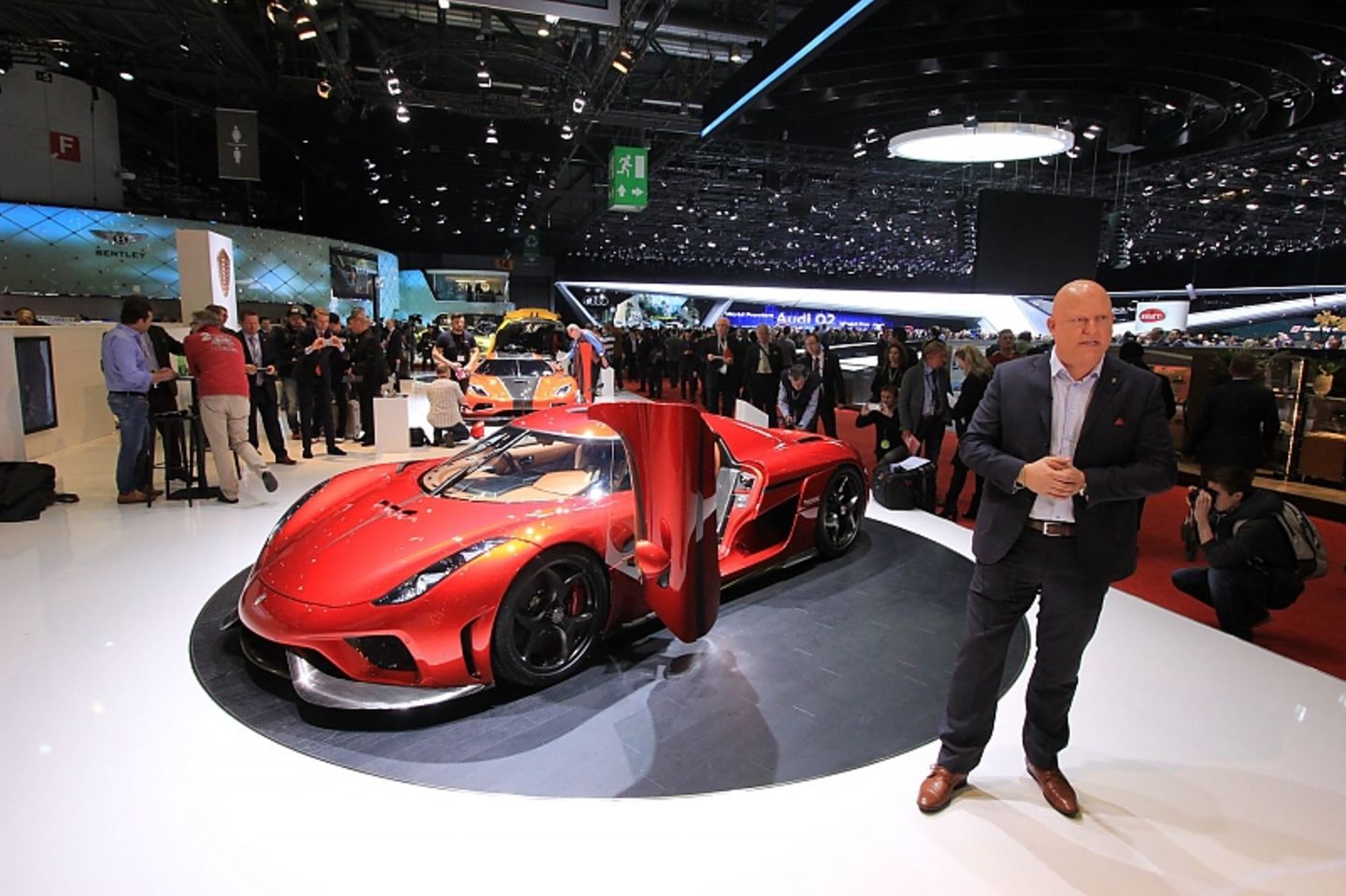 Koenigsegg-Chef Christian von Koenigsegg neben dem Regera.