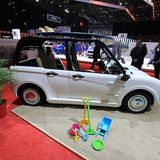 Der Bee-Bee XS ist 3,4 Meter lang und hat vier Plätze