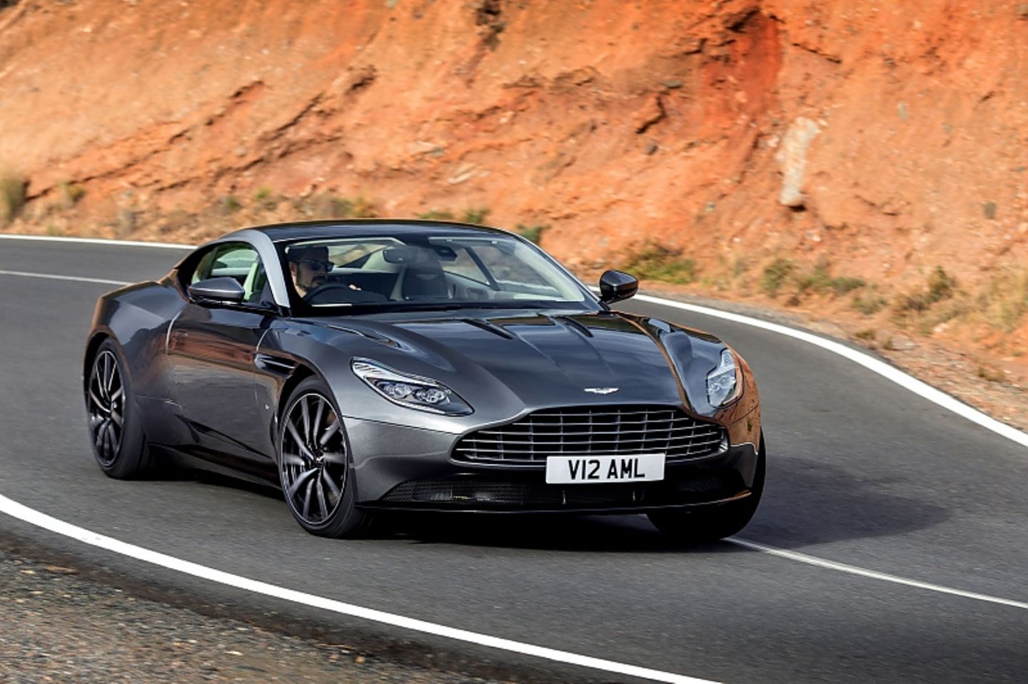 Aston Martin DB11 - schafft 322 km/h Höchstgeschwindigkeit