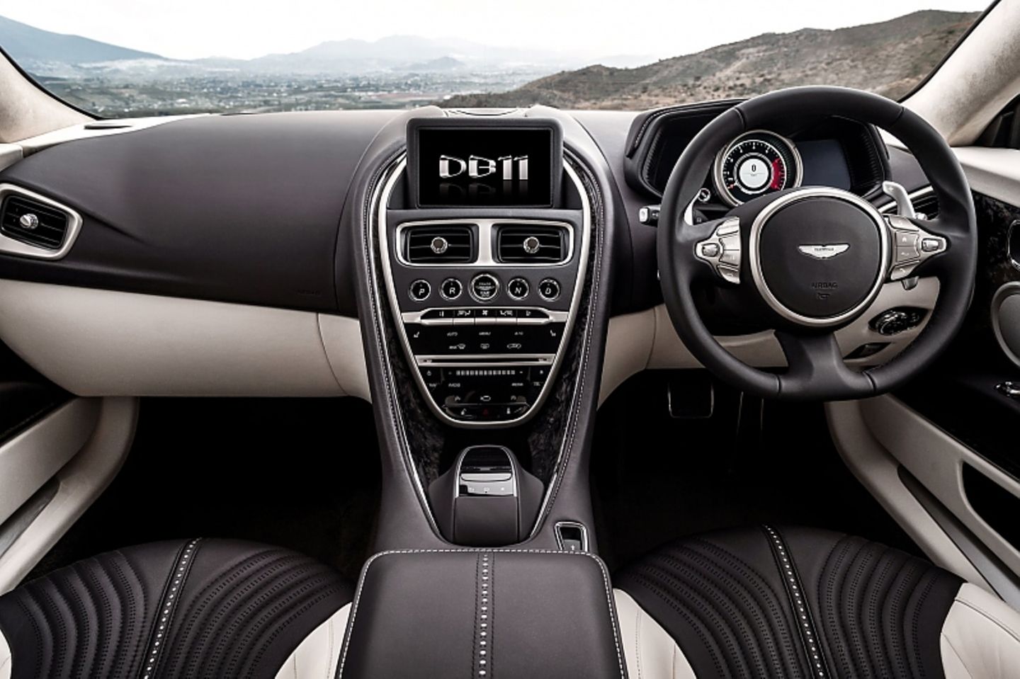 Aston Martin DB11 - das neue Cockpit mit zwei Displays