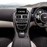 Aston Martin DB11 - das neue Cockpit mit zwei Displays