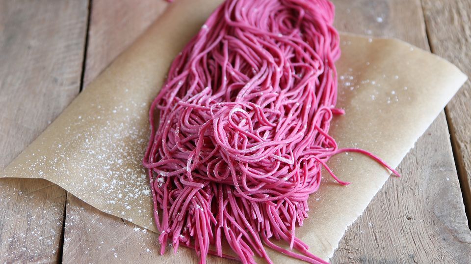 Rosafarbene Rote-Bete-Nudeln: Gucken Sie mal genau hin! Das ist Pasta - und das Rezept ist der Knaller Rosafarbene Rote-Bete-Nudeln: Gucken Sie mal genau hin! Das ist Pasta - und das Rezept ist der Knaller