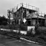 Einst sollte dieses Haus die neue Heimat für eine Familie werden. Doch als die Atomkatastrophe ihren Lauf nahm, endete auch der Traum dieses Eigenheims. Seitdem hält der Verfall Einzug - es wird wohl nie fertiggestellt werden.