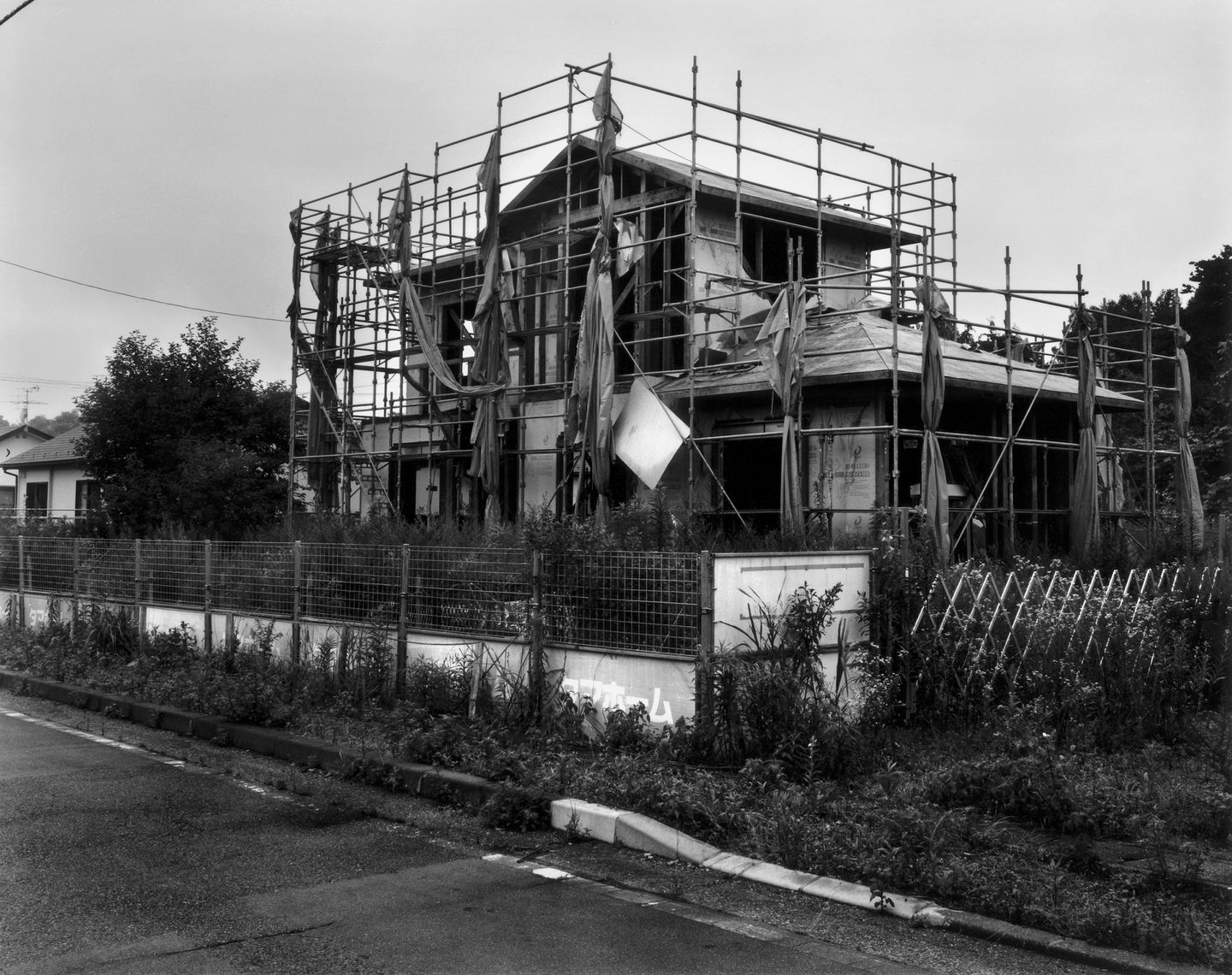 Einst sollte dieses Haus die neue Heimat für eine Familie werden. Doch als die Atomkatastrophe ihren Lauf nahm, endete auch der Traum dieses Eigenheims. Seitdem hält der Verfall Einzug - es wird wohl nie fertiggestellt werden.