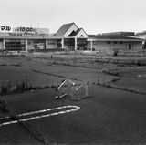 Einst war es der größte Supermarkt in der Region, die heute zum Sperrgebiet gehört. Der große Parkplatz ist verlassen, der Asphalt aufgeplatzt - dazwischen wuchern Gräser. Ein umgekippter Einkaufswagen zeugt vom einstigen Einkaufstrubel, der hier herrschte. Heute ist es still geworden.