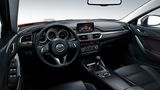 Das Cockpit des Mazda 6 mit manuellem Getriebe.