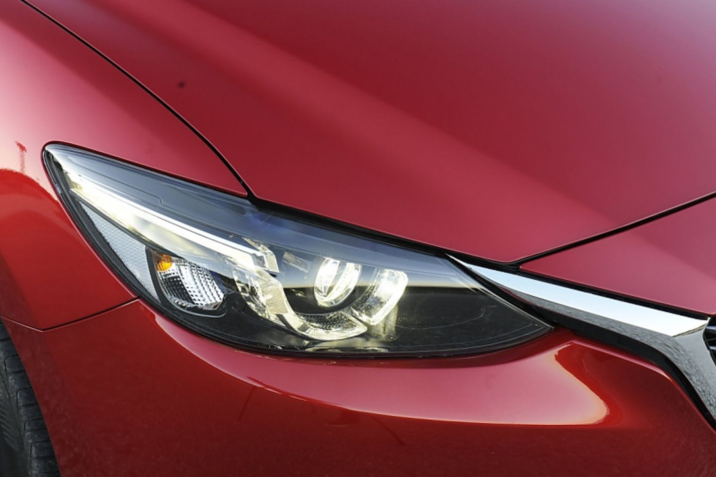 LED-Scheinwerfer sind Serie.