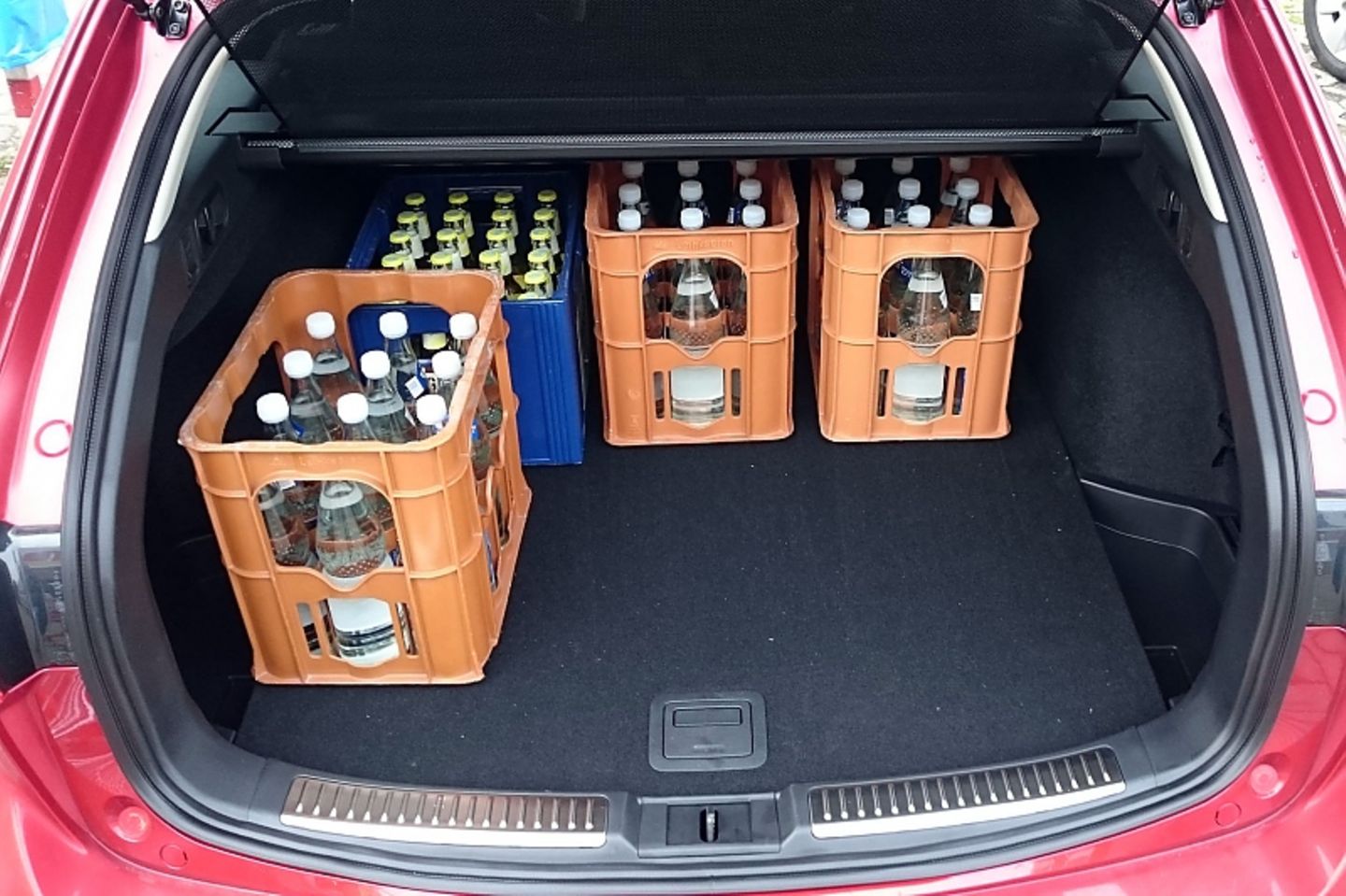 Sechs Kästen passen hier locker rein - mehr nicht.