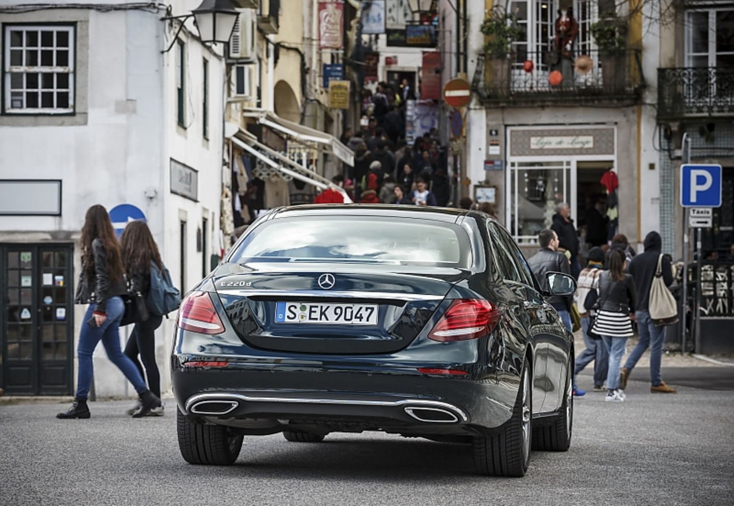 Mercedes E 220d - das Heck zeigt sich im aktuellen Konzerndesign