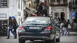 Mercedes E 220d - das Heck zeigt sich im aktuellen Konzerndesign