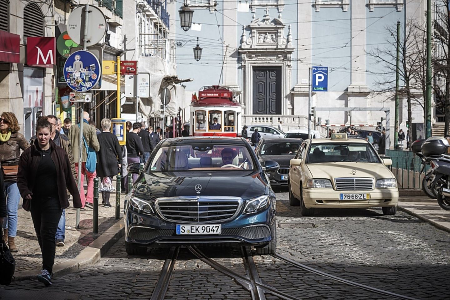 Mercedes E 220d - auf den Straßen von Lissabon