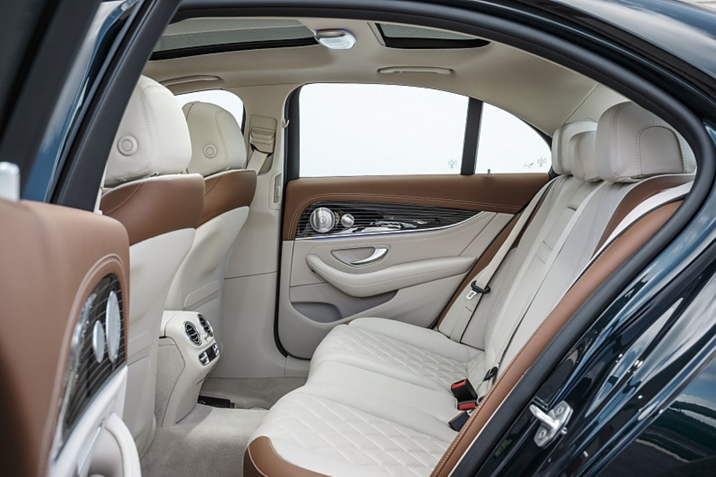Mercedes E 220d - das Platzangebot im Fond könnte größer sein