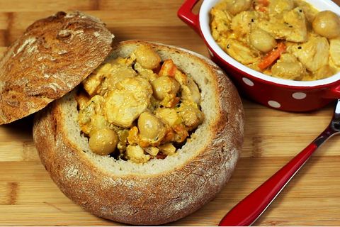 Klassiker selbst gemacht: Indischer Klassiker mal anders - fantastisches Putencurry im Brotlaib serviert