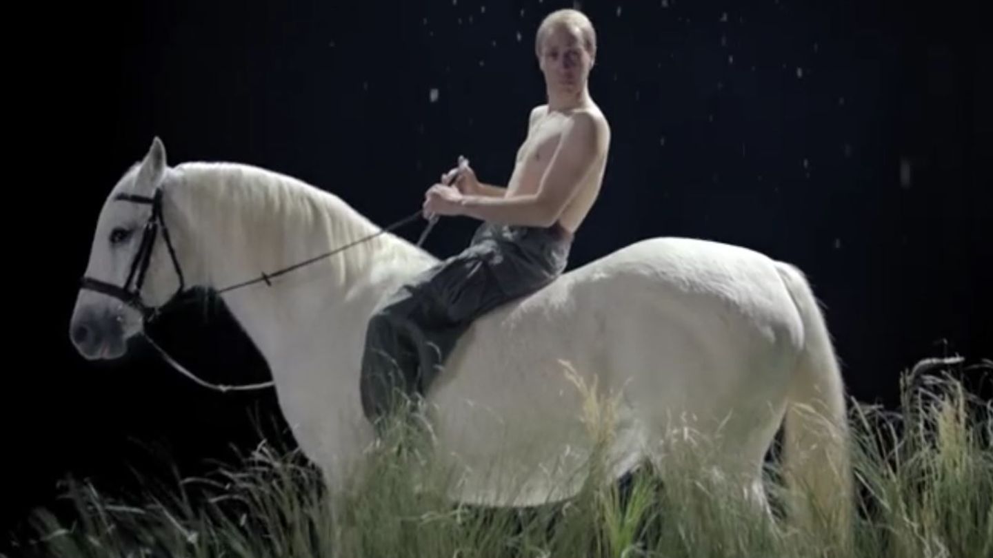 Der slowenische Künstler Klemen Slakonja in der Rolle von Wladimir Putin in dem Video zu "Putin, Putout"