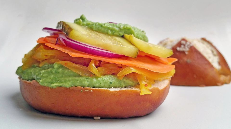 Ein belegtes Laugenbrötchen.