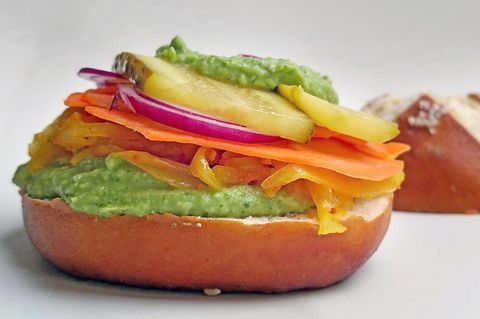 Ein belegtes Laugenbrötchen.