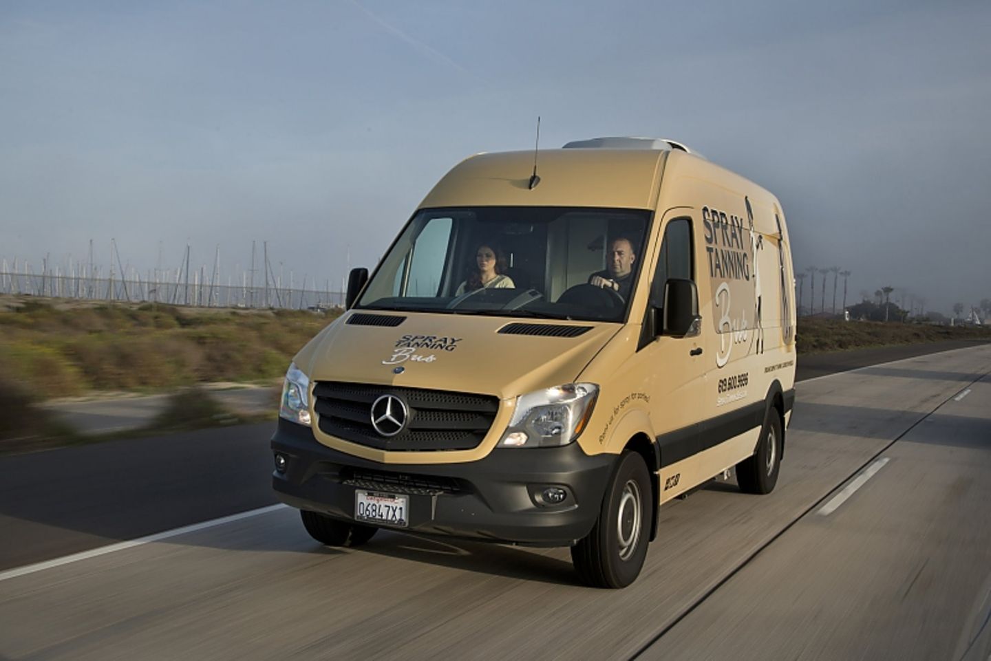 Spray Tanning Bus - der umgebaute Mercedes Sprinter kostete insgesamt 100.000 Dollar Spray Tanning Bus - der umgebaute Mercedes Sprinter kostete insgesamt 100.000 Dollar