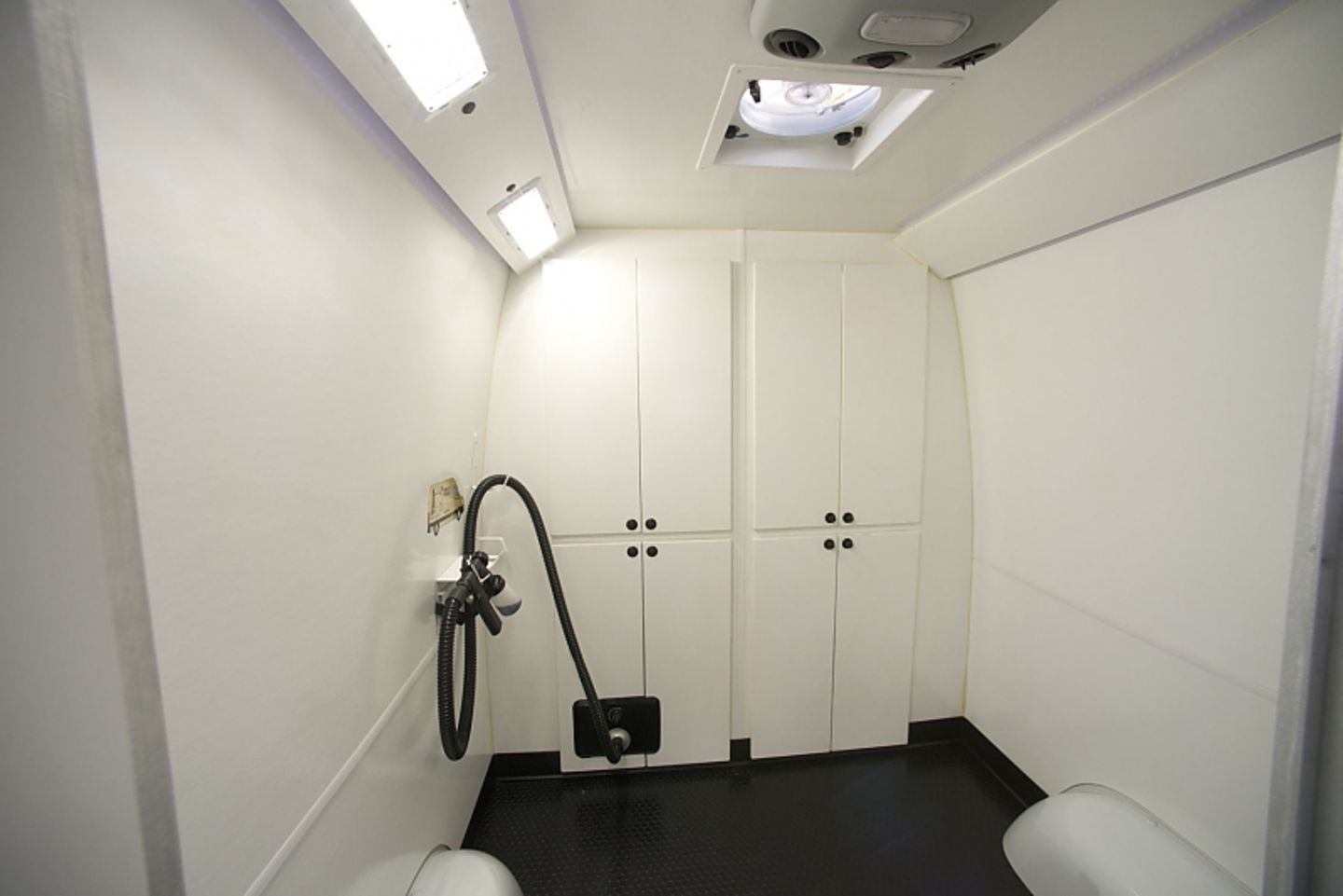 Die eigens kreierte Lackierkabine im Spray Tanning Bus