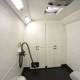 Die eigens kreierte Lackierkabine im Spray Tanning Bus