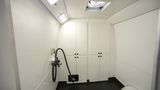 Die eigens kreierte Lackierkabine im Spray Tanning Bus