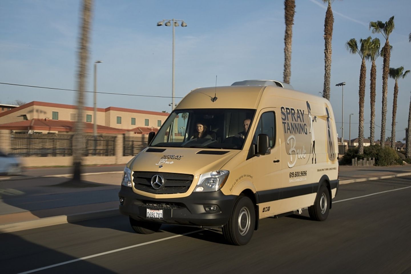 Der Spray Tanning Bus - ein umgebauter Mercedes Sprinter - ist unterwegs in San Diego und im Orange County