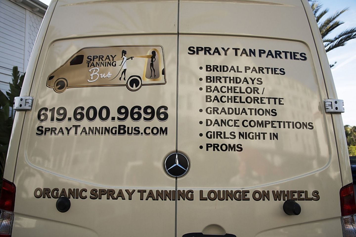 Spray Tanning Bus - besonders die Tanning Parties sind heiß begehrt