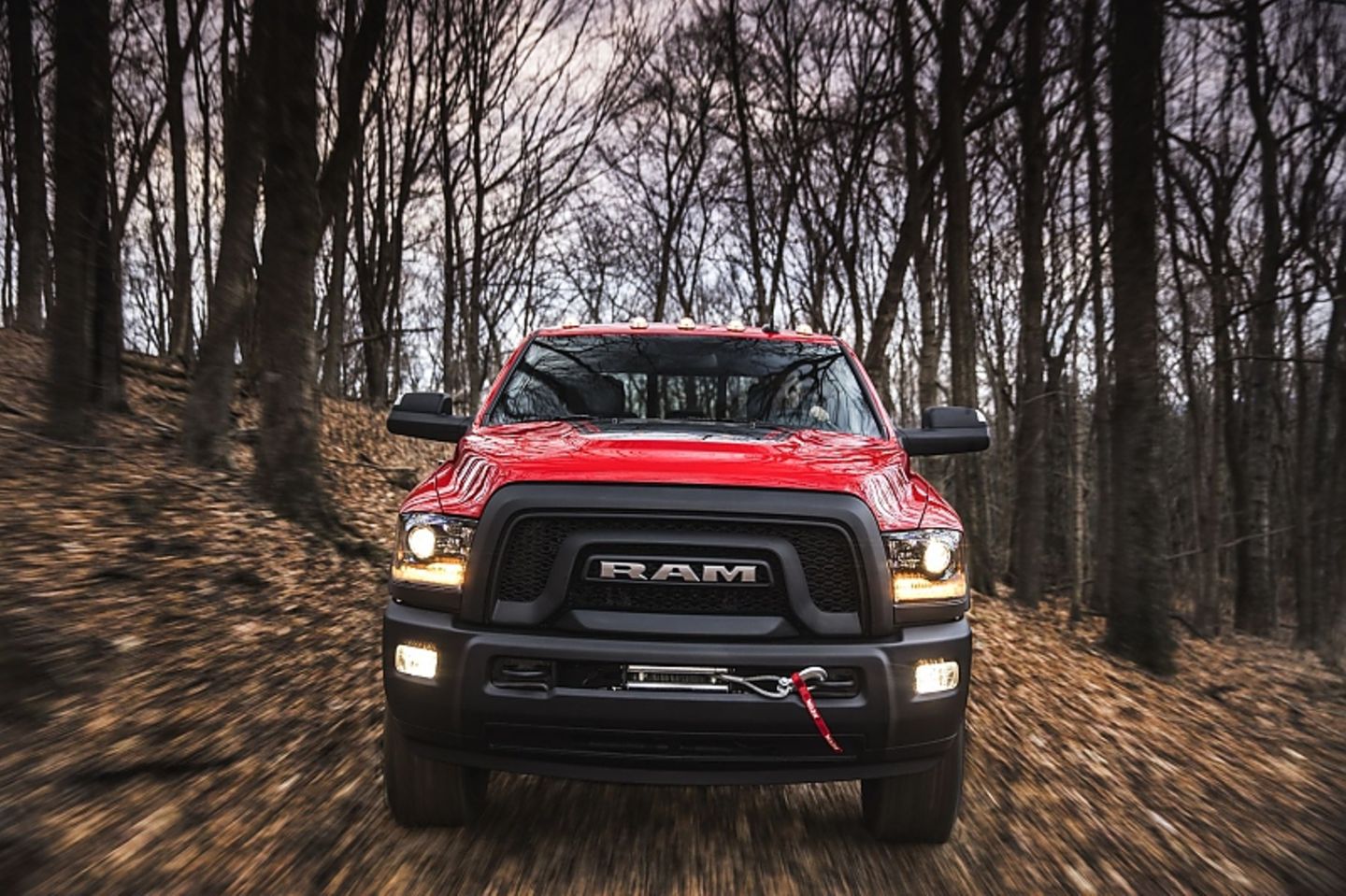 Der Ram Power Wagon (2017) hat einen schwarzen Kühlergrill