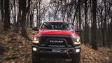Der Ram Power Wagon (2017) hat einen schwarzen Kühlergrill