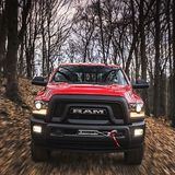 Der Ram Power Wagon (2017) hat einen schwarzen Kühlergrill