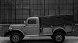 Ein Dodge Ram Power Wagon mit speziellen Militär-Reifen und einer Abdeckplane (1946/47)