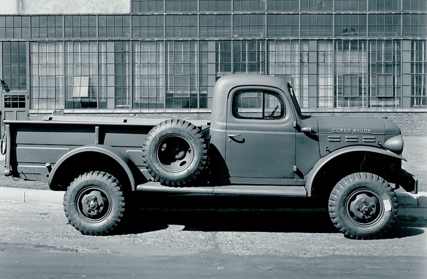 Der Dodge Power Wagon (1951) hatte einen Vierrad-Antrieb