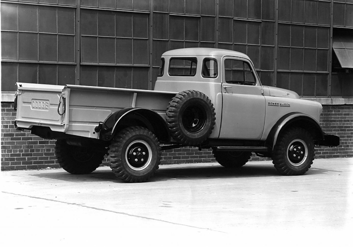 Die grundlegende Konstruktionsweise des Dodge Power Wagon (hier ein Modell aus dem Jahr 1957) wurde beibehalten