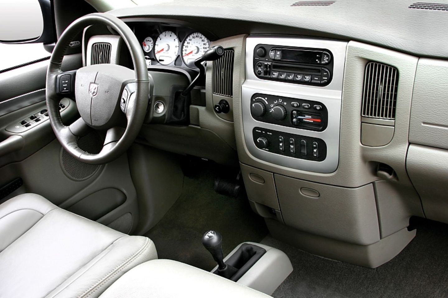Das Interieur des Dodge Ram Power Wagon (2005)