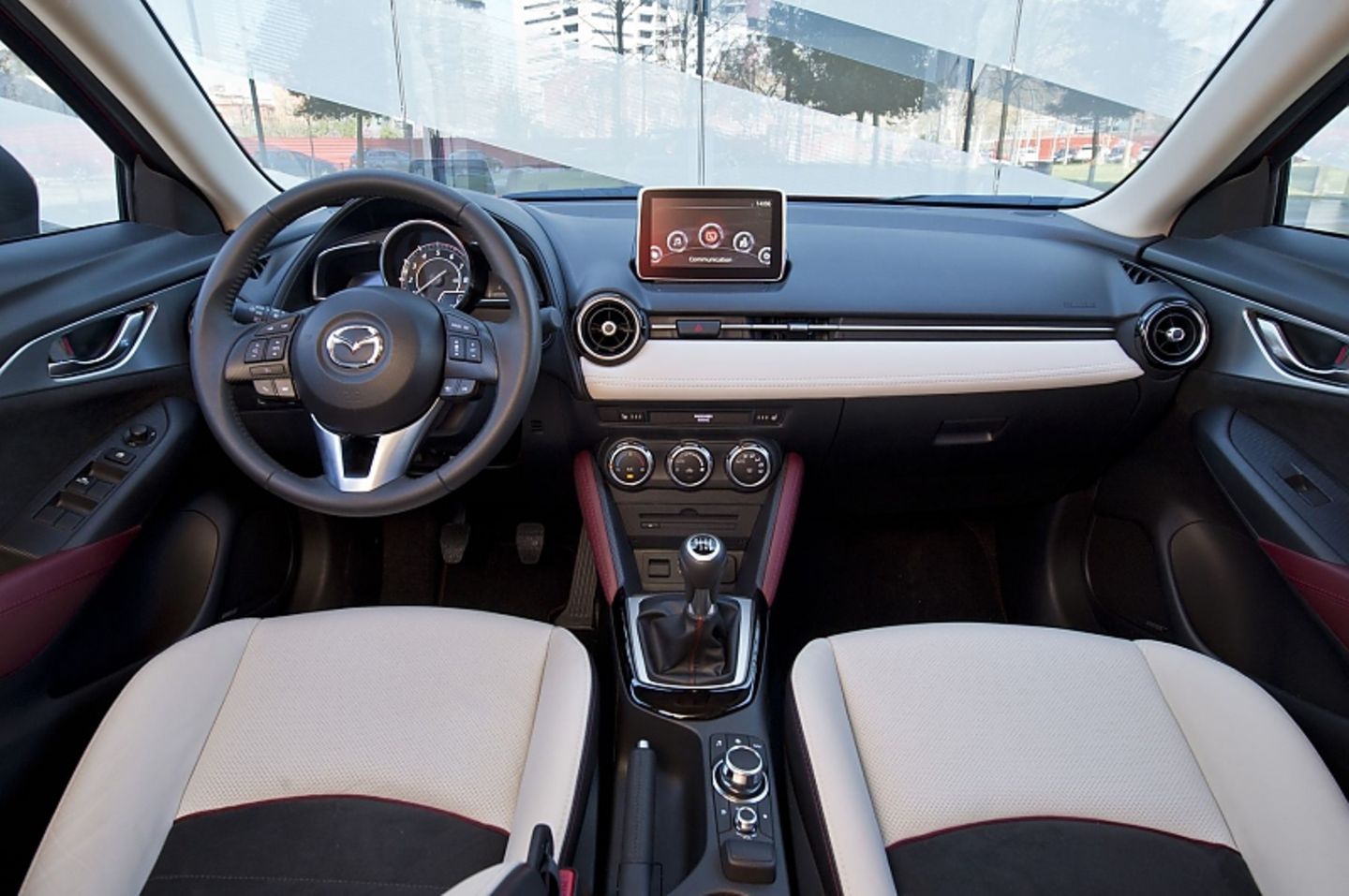 Das Cockpit des Mazda CX-3.