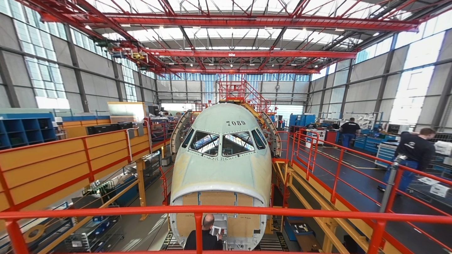 Der Rumpf eines neuen Airbus wird in einer riesigen Halle montiert
