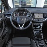 Schickes Cockpit mit ein paar uncharmanten Plastik-Elementen am Mitteltunnel