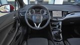 Schickes Cockpit mit ein paar uncharmanten Plastik-Elementen am Mitteltunnel
