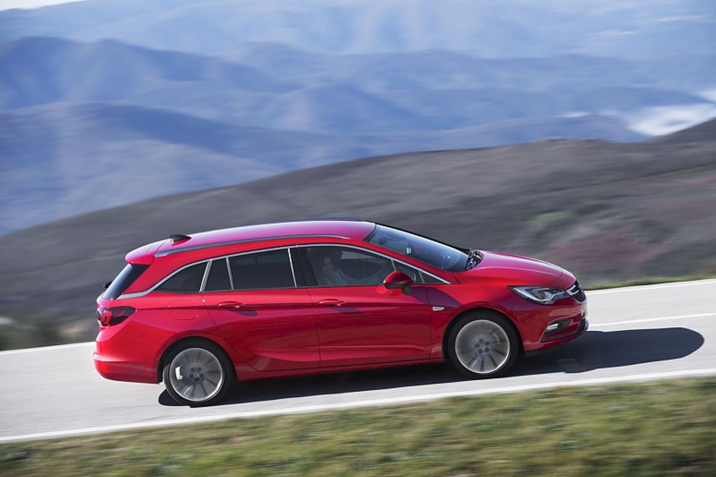 Opel Astra Sports Tourer steht ab 9. April beim Händler