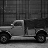 Ein Dodge Ram Power Wagon mit speziellen Militär-Reifen und einer Abdeckplane (1946/47)