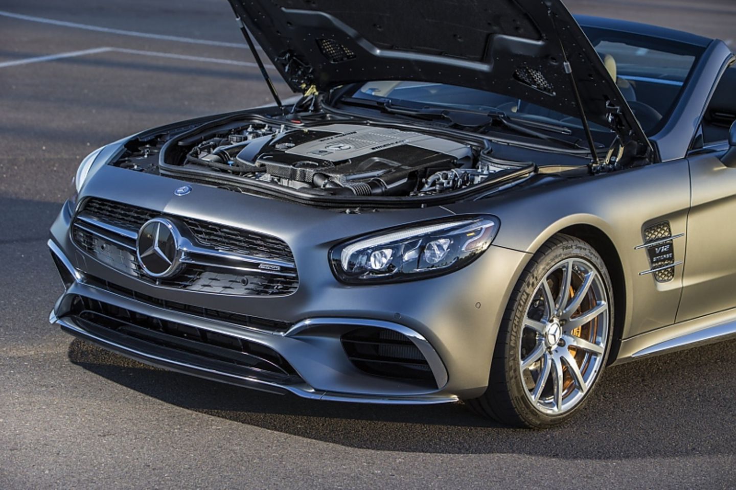 Mercedes AMG SL 65 - der mächtige Zwölfzylinder ermöglicht 300 Km/ Höchstgeschwindigkeit