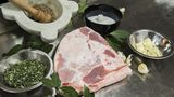 Die Schweinebacke ist als Lebensmittel relativ günstig, nur über ihren Reifeprozess wird sie wertvoller. Guanciale, also Schweinebacke, wird in Italien luftgetrocknet. Bevor die Schweinebacke an den Haken kommt, wird sie bei "Kumpel & Keule" mit einer Kräuterpaste, Pfeffer und viel Salz mariniert. Für ein paar Wochen bleibt sie im Salz und wird dadurch haltbar gemacht.