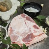 Die Schweinebacke ist als Lebensmittel relativ günstig, nur über ihren Reifeprozess wird sie wertvoller. Guanciale, also Schweinebacke, wird in Italien luftgetrocknet. Bevor die Schweinebacke an den Haken kommt, wird sie bei "Kumpel & Keule" mit einer Kräuterpaste, Pfeffer und viel Salz mariniert. Für ein paar Wochen bleibt sie im Salz und wird dadurch haltbar gemacht.