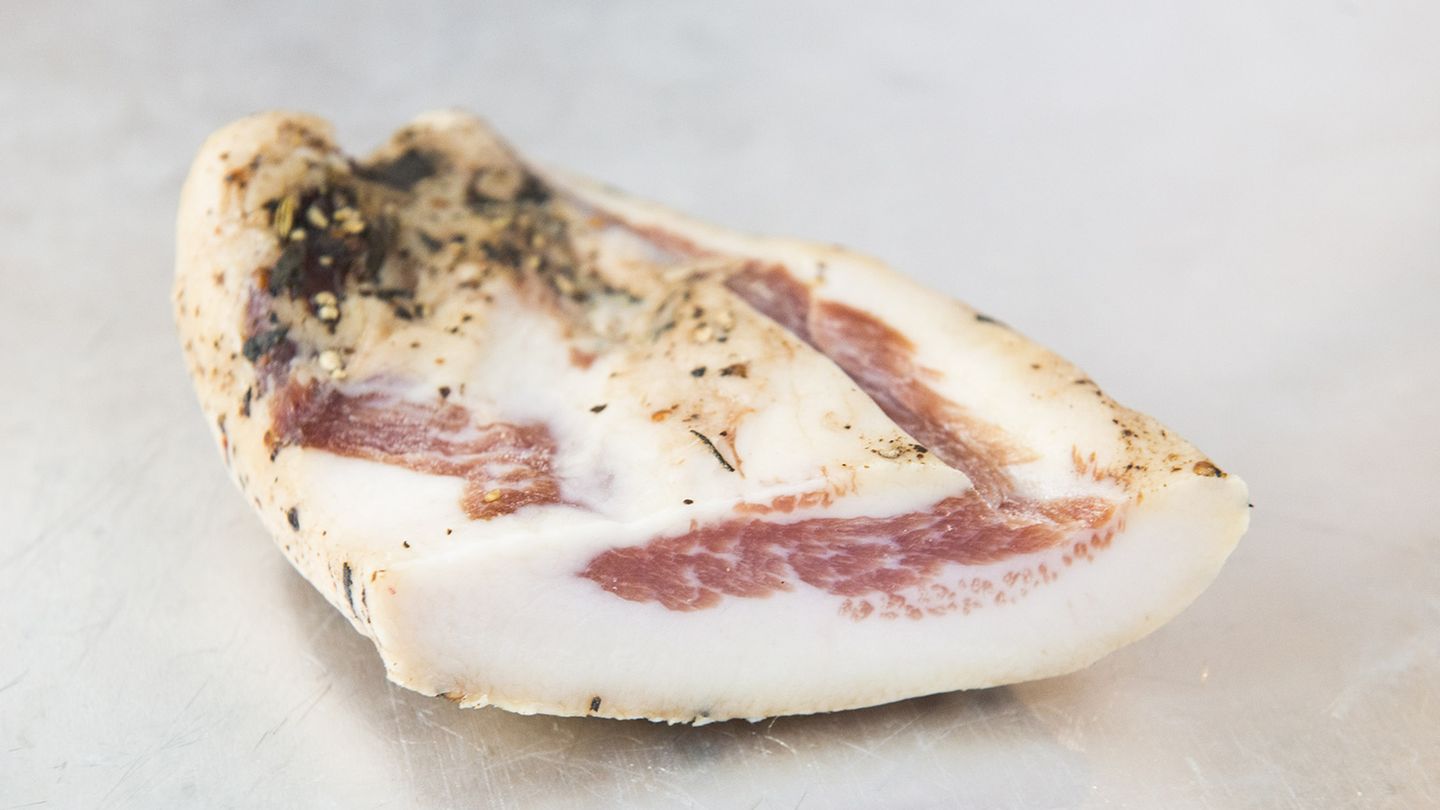Wenn die Guanciale reift, wird sie mithilfe des Salzes konserviert. Das Fleisch verliert in dieser Zeit ziemlich an Gewicht, was dem Prinzip der Trockenreifung entspricht. Erst dadurch verdichtet sich der Geschmack des Fleisches.