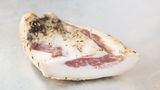 Wenn die Guanciale reift, wird sie mithilfe des Salzes konserviert. Das Fleisch verliert in dieser Zeit ziemlich an Gewicht, was dem Prinzip der Trockenreifung entspricht. Erst dadurch verdichtet sich der Geschmack des Fleisches.