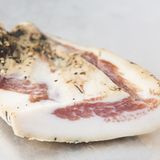 Wenn die Guanciale reift, wird sie mithilfe des Salzes konserviert. Das Fleisch verliert in dieser Zeit ziemlich an Gewicht, was dem Prinzip der Trockenreifung entspricht. Erst dadurch verdichtet sich der Geschmack des Fleisches.