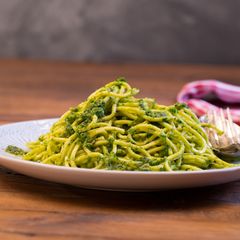 Frühlingsküche: Herzhaftes Pesto mit frischem Bärlauch – so einfach geht's