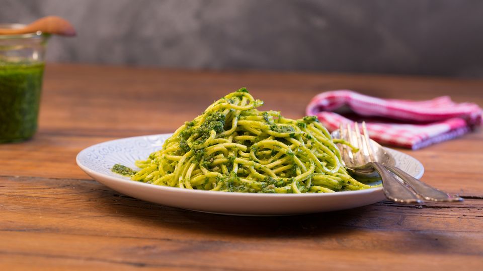 Frühlingsküche: Herzhaftes Pesto mit frischem Bärlauch – so einfach geht's