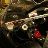 Zahlreiche Knöpfe und Schalter für Abwehr und Angriff.