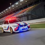 Am Ende der Start- und Zielgeraden des Losail race Tracks mit dem BMW M2 Safety Car Moto GP 2016